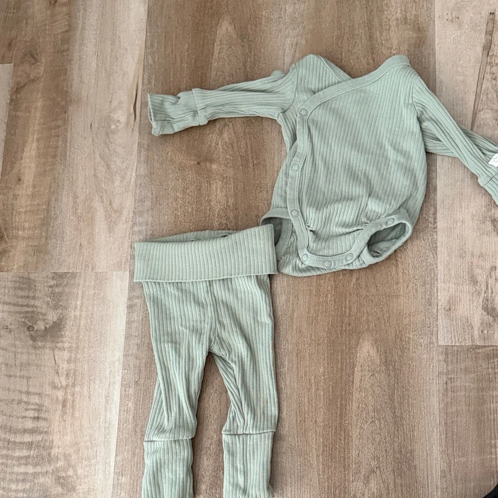 ✨H&M Kids Matching Set in Light Green - Picture 1 of 4